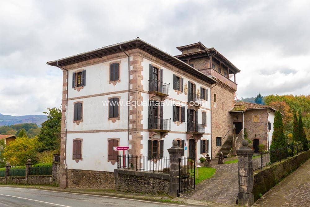 Imagen de casona palacete junto a torreón.