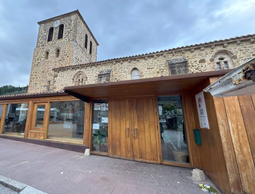 Imagen exterior de la oficina de turismo junto a iglesia.