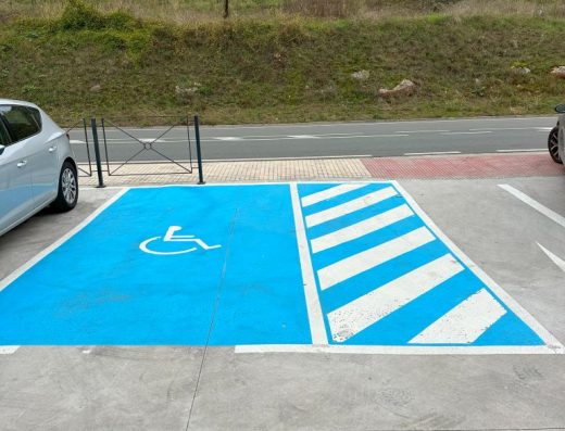 Imagen de plaza de aparcamiento reservado para PMR.