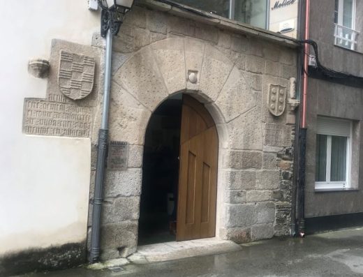 Imagen de puerta de entrada al museo.