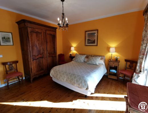 Imagen de habitación con cama de matrimonio.