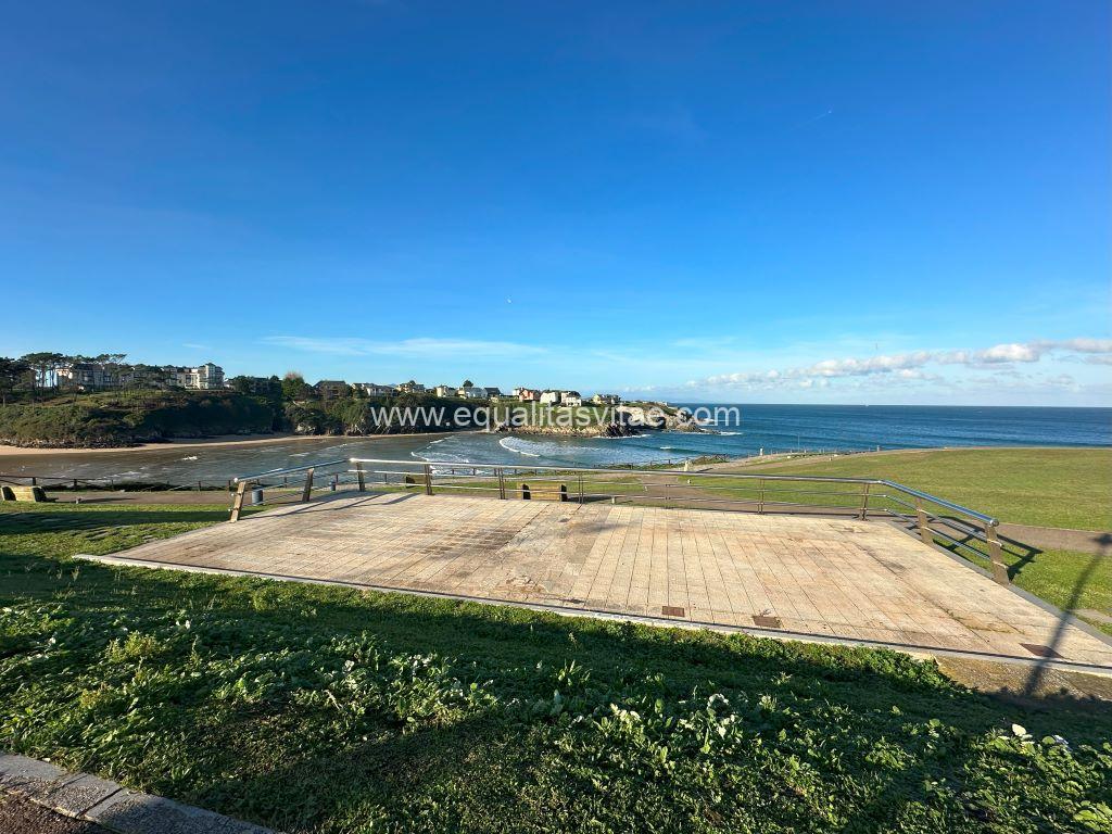 Imagen de mirador frente al mar.