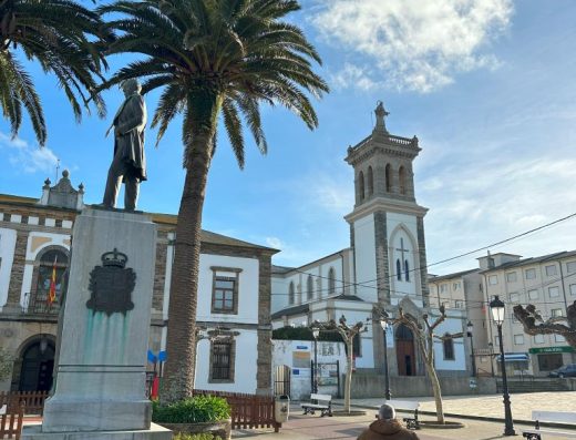 Imagen de usuario de silla de ruedas en la plaza del pueblo junto a la iglesia.