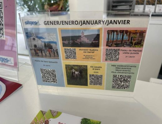 Imagen de expositor con recursos turísticos junto a códigos QR.