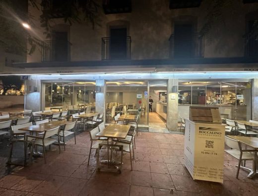 Imagen nocturna de la terraza exterior.