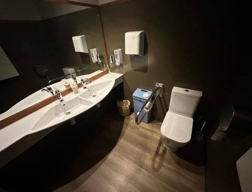 Imagen del interior del baño adaptado.
