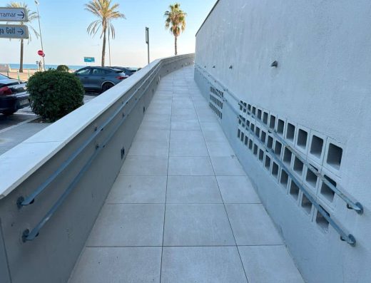 Imagen de la rampa de acceso al hotel.