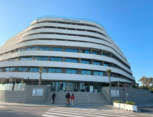 Imagen panorámica del exterior del hote.