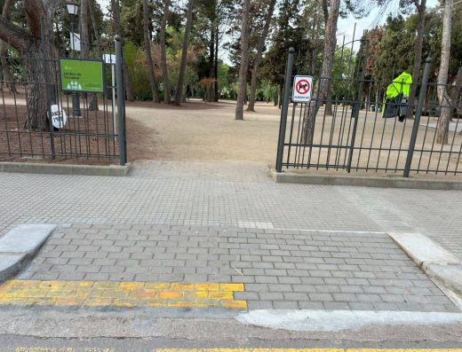 Imagen de acceso al parque.