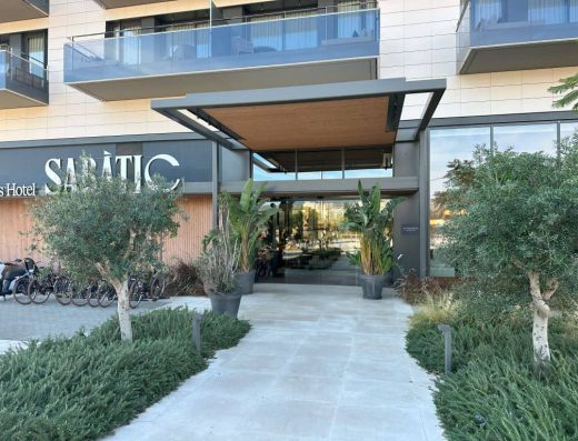 Imagen de puerta de entrada al hotel.
