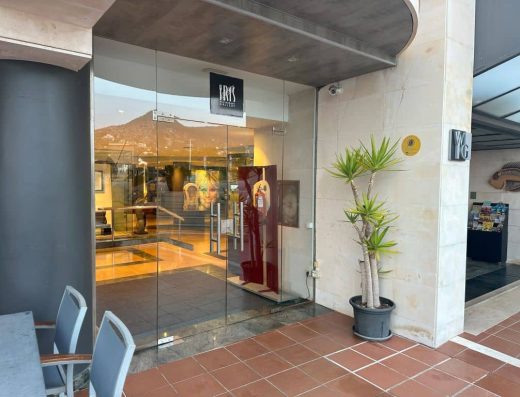 Imagen de la puerta de entrada accesible.