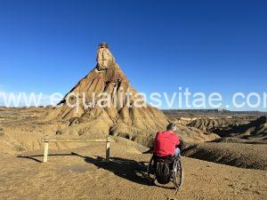 Usuario de silla de ruedas frente a el fenómeno geológico castildetierra.