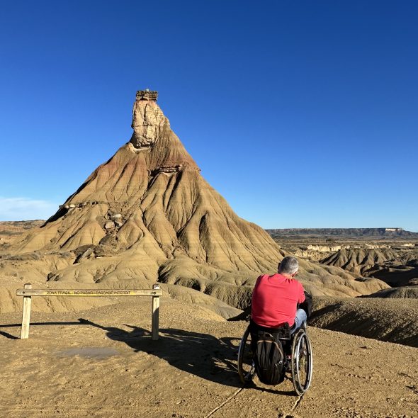 Usuario de silla de ruedas frente a el fenómeno geológico castildetierra.