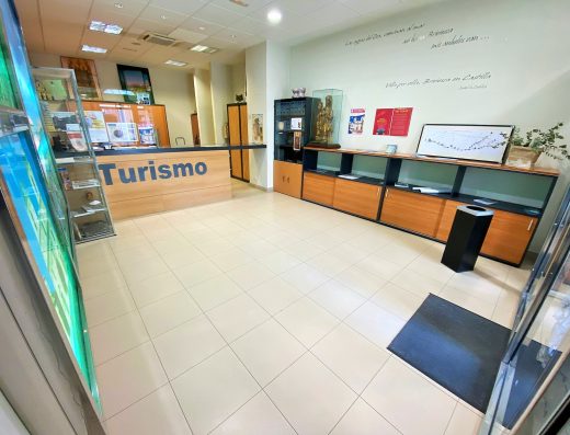 Interior de la oficina de turismo