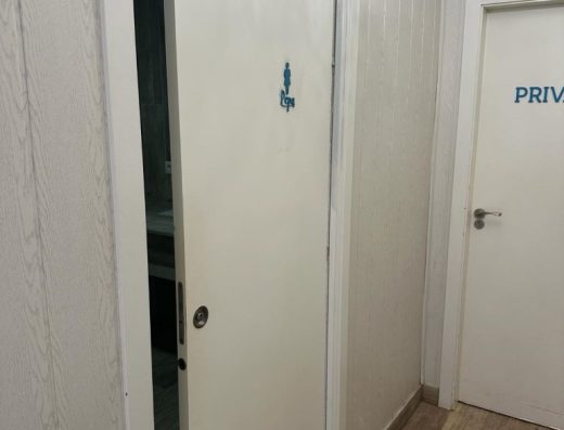 Imagen de puerta de entrada al baño.