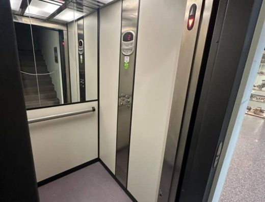 Imagen del interior del ascensor.