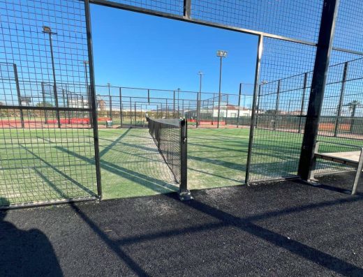 Imagen de acceso a pista de pádel.