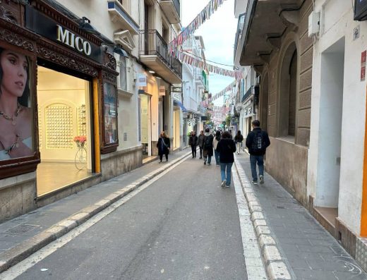 Imagen de calle con aceras estrechas.