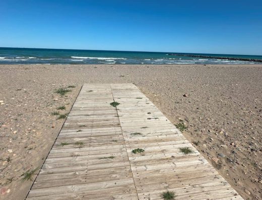 Imagen de tarima sobre la playa.