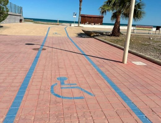 Imagen de pavimento señalizado para PMR.