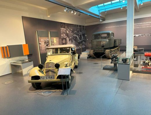 Imagen de coches antiguos en la exposición.