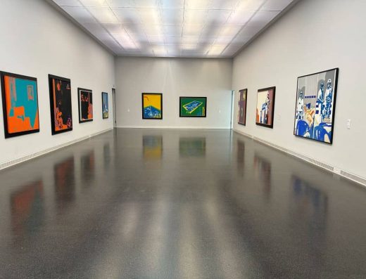 Imagen de sala de exposiciones de cuadros.