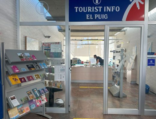 Imagen de entrada a la oficina de turismo.