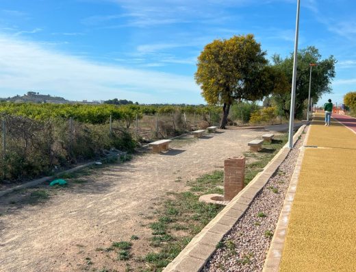 Imagen de zona de descanso con bancos.