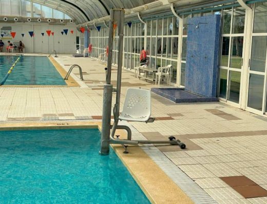 Imagen de grúa de la piscina.