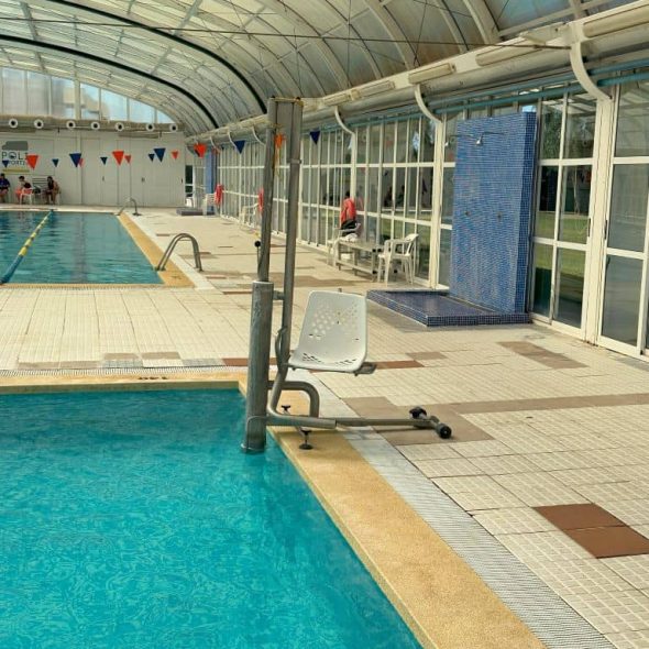Imagen de grúa de la piscina.