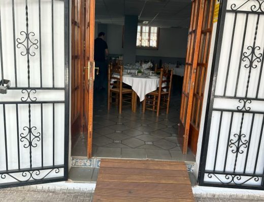 Imagen de entrada con rampa de madera.
