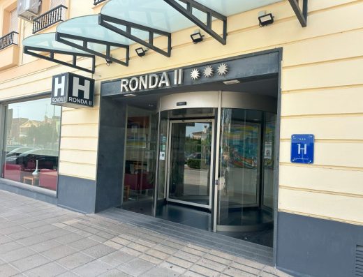Imagen de la entrada del hotel.