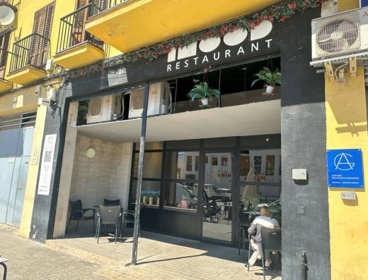 Imagen de la fachada del restaurante con una pequeña terraza.