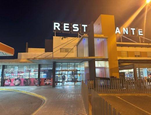 Imagen panorámica nocturna del exterior del restaurante.