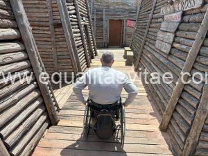 Imagen de usuario de silla de ruedas en la recreación de unas trincheras.