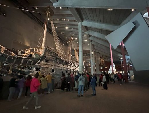 Imagen del interior del museo con un gran barco.