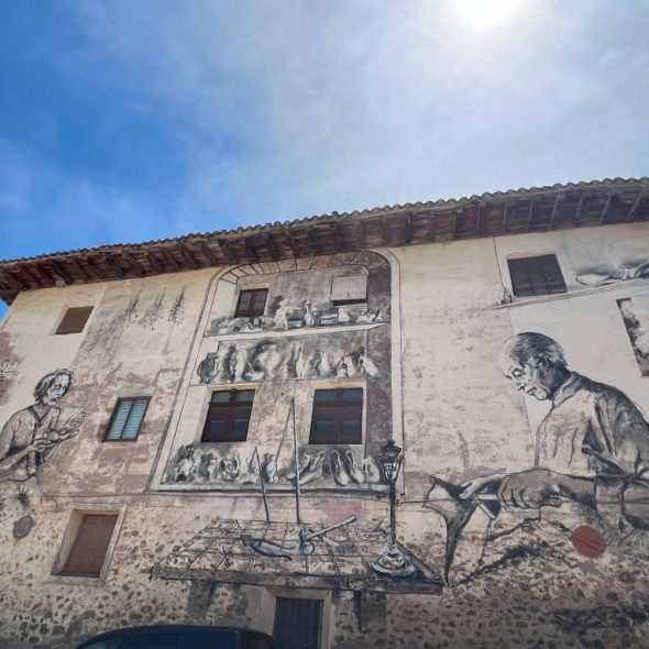 Imagen de gran mural de mujeres realizando trabajos tradicionales.