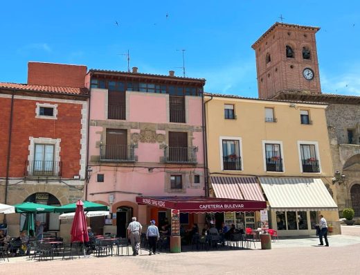 Imagen de varias terrazas en la plaza mayor.