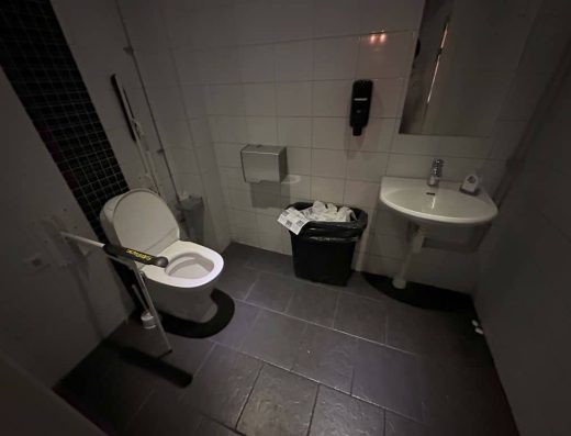 Imagen del interior del baño adaptado.