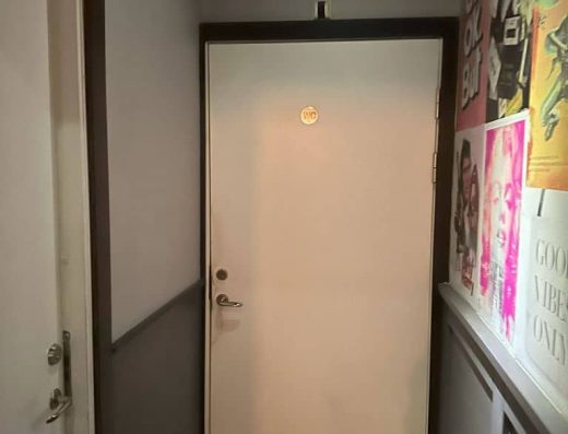 imagen de la puerta de acceso al baño.