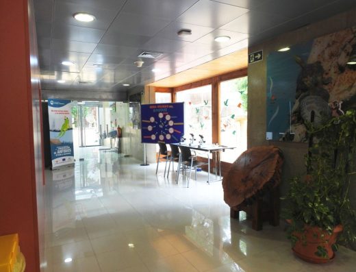 Imagen del interior del centro con amplitud de espacio.
