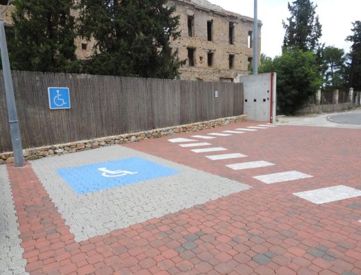 Imagen de una plaza de aparcamiento para PMR.