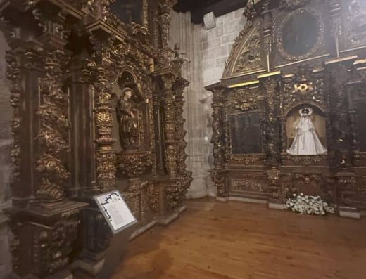 Imagen de los retablos laterales de la iglesia
