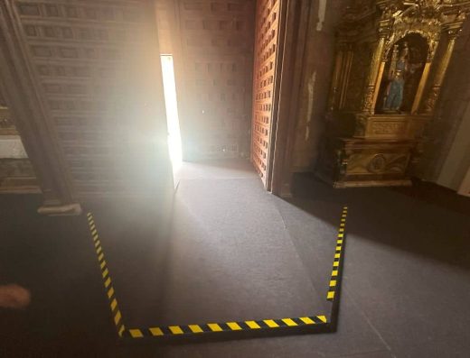 Imagen de ramba salva escaleras en el interior de la puerta de acceso