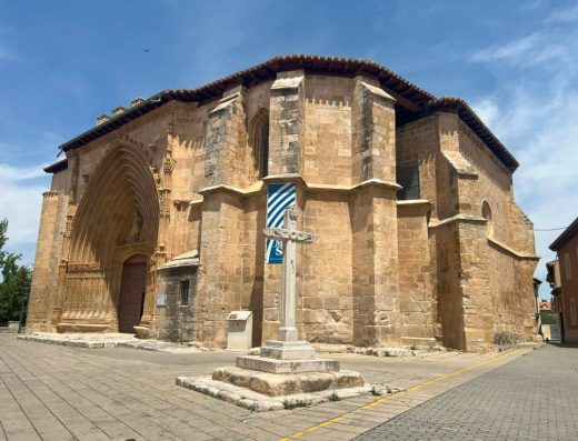 Imagen de la fachada y exterior de la iglesia