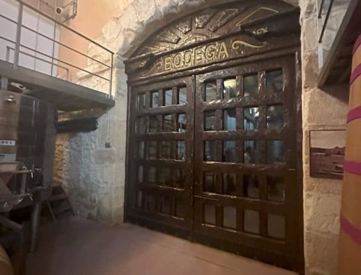 Imagen de puerta de acceso interior a la bodega