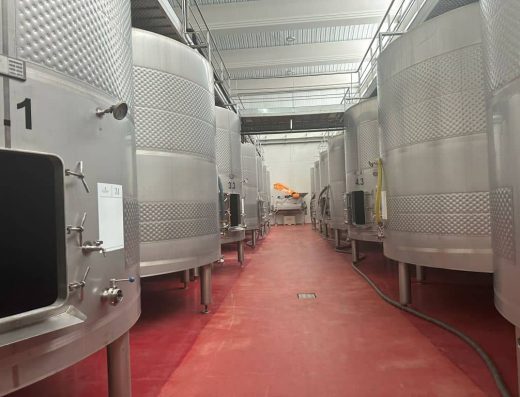 Imagen de depósitos d vino en bodega