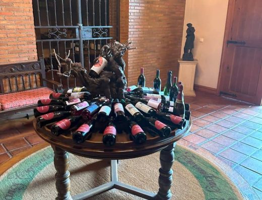 Imagen de una mesa decorada con sus botellas de vino