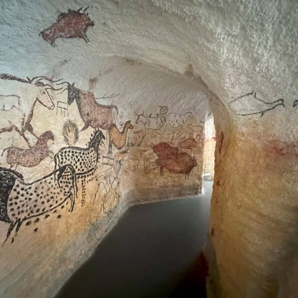 Imagen de la cueva con pinturas rupestres
