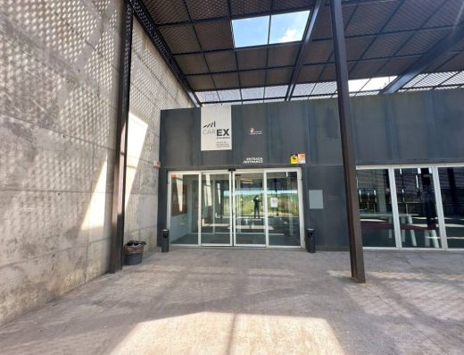 Imagen de fachada y puerta acristalada de entrada